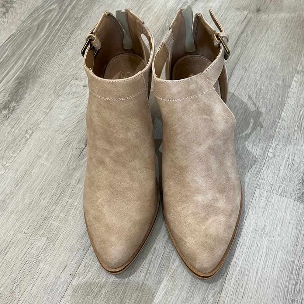 Women’s ankle boots size 8.5